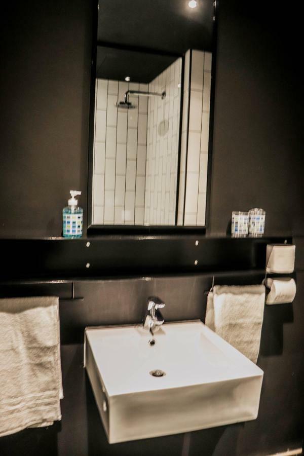 Wex1 - Modern, Iconic, Pool, Gym, Wifi, Secure Parking Apartment